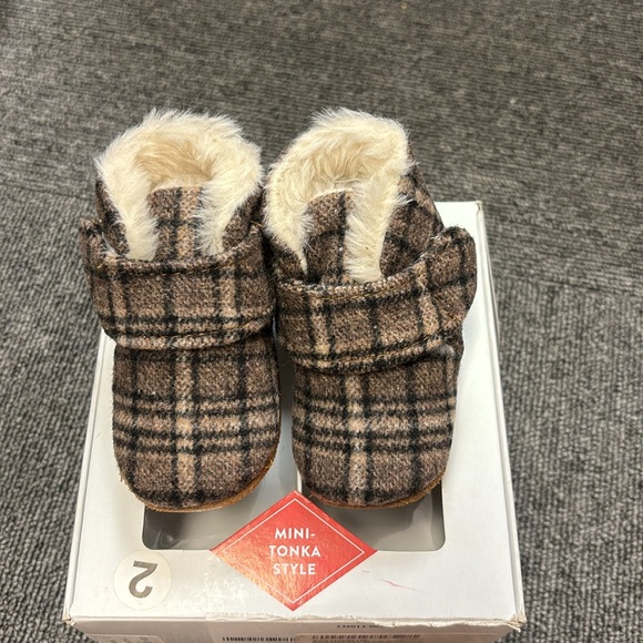 Minnetonka Mini-Tonka Style Baby Booties (5394) - Picture 1 of 6